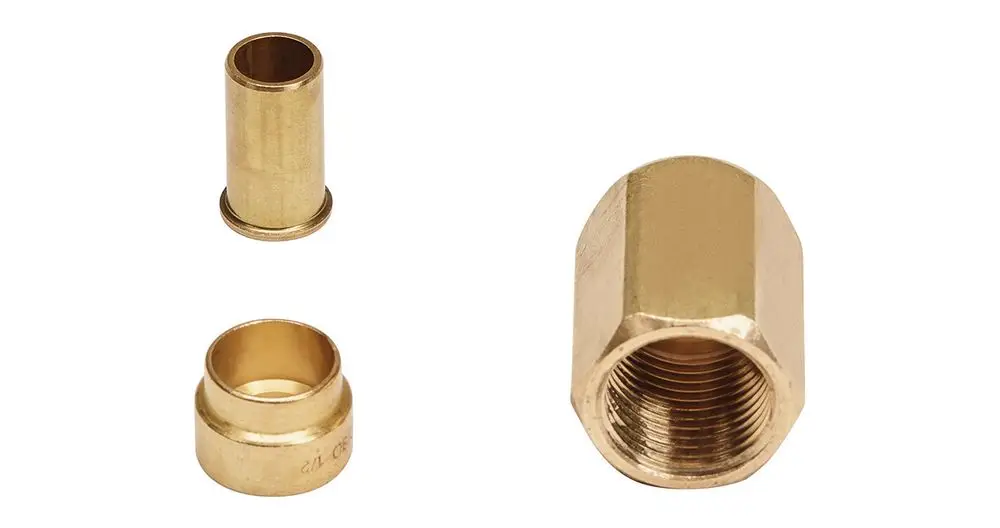 Drei metallene Verbindungsteile in Goldfarbe, darunter ein länglicher und zwei kürzere. Diese Teile sind für die Verwendung mit Vaillant Produkten geeignet.
